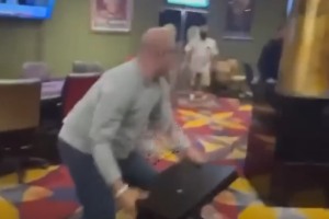 扑克室升级为WWE擂台, 不平静的周二夜HustlerCasino上演全武行