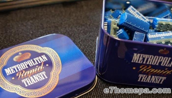 铁道任务10週年纪念版有铁盒装的五色微缩列车模型,每一款都有不同造型 铁道任务10週年纪念版有铁盒装的五色微缩列车模型,每一款都有不同造型